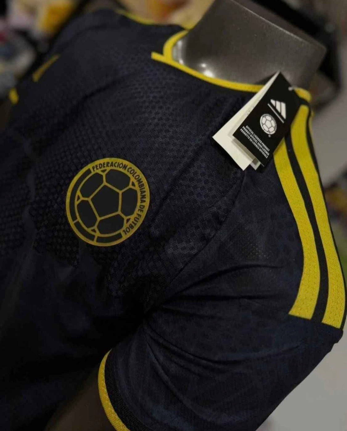 CAMISETA COLOMBIA NEGRA ENCAUCHETADA 1.1