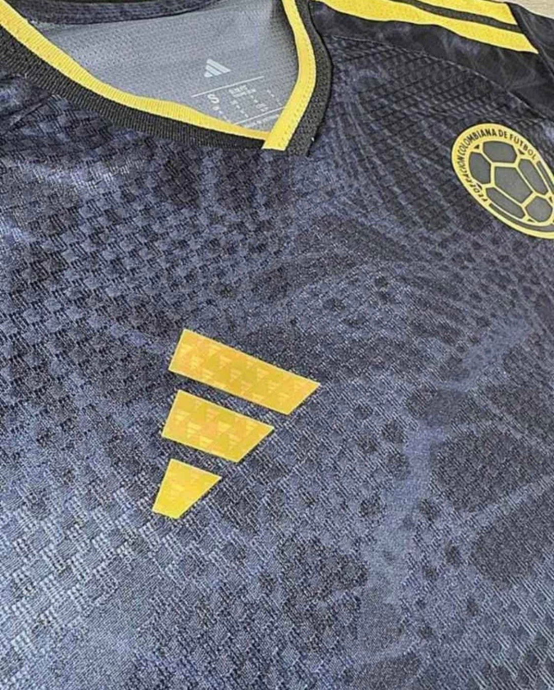 CAMISETA COLOMBIA NEGRA ENCAUCHETADA 1.1